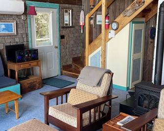 Serene, isolated beach-front cottage with newly renovated kitchen - Gouldsboro - Sala de estar