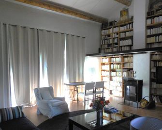 At the foot of Gordes, in a 18th century Provencal Mas (old stones farmhouse),Apartment in Farmhouse - Gordes - Sala de estar