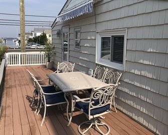 Bayside Two Bedroom Cottage. 2 blocks from beach. Newly renovated. - Lavallette - Balcony
