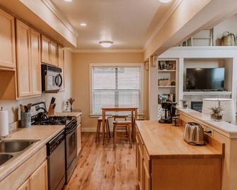 Bay Lights waterfront loft located in old town - Eureka - Cocina