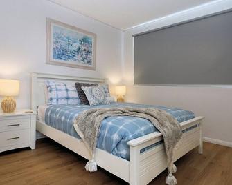 Platinum Apartments Unit 7 - Bargara - Bedroom