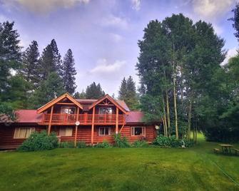 Sleeping Wolf Cabin: 2BR w/ ski trail & river access, pool/hot tub, laundry - Winthrop - Gebäude