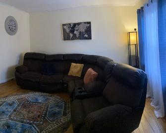 2 bedroom town house with game room - Albany - Living room