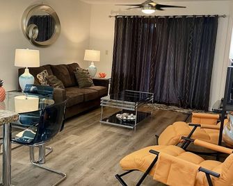Relaxing Retreat in the Heart of Vacation Country! - Titusville - Living room