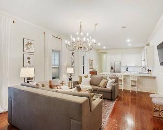 Elegant Mid-city gem near City Park & Streetcar. Walk to Voodoo & Jazz Fest - New Orleans - Living room