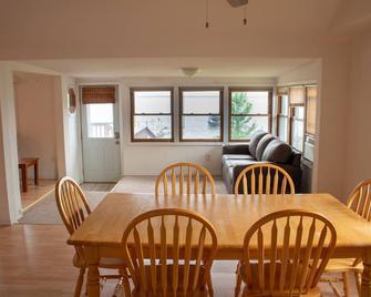 Sweet beach front on Lake Koshkonong w/lots of room & a Paddleboat - Edgerton - Dining room