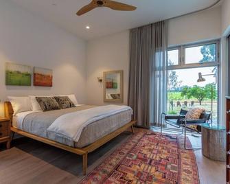 Modernist Compound With Expansive Views Overlooking Bellflower Vineyards - Santa Rosa - Bedroom