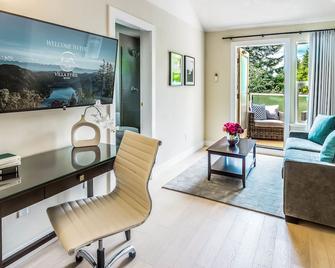 Villa Eyrie Resort - Malahat - Living room