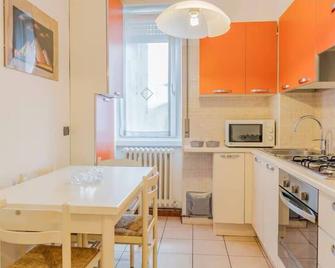 Elegant House By Mony - Free Wi-Fi - Lecco - Küche