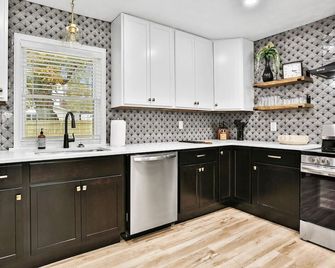 Quiet Downtown Maple Cottage Gem - Shelbyville - Kuchyň