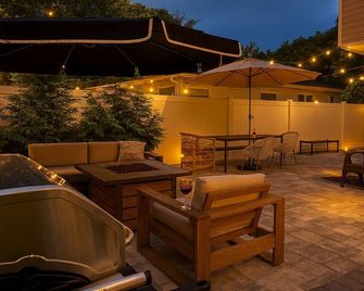 Private Apartment on River Ave. close to main st - Patchogue - Patio