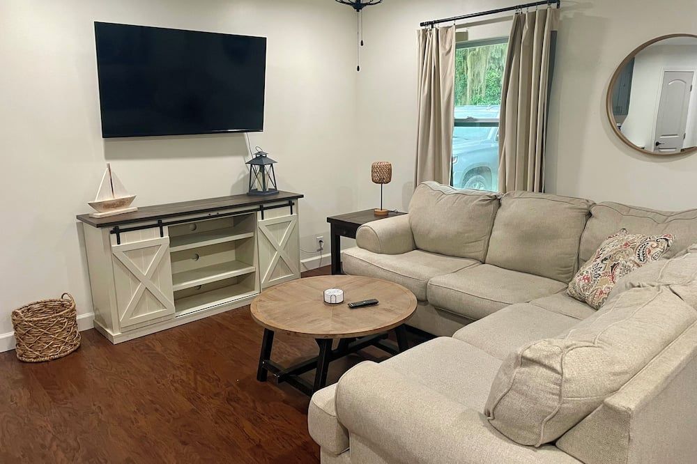 Quiet, cozy 3 bedroom home, across from river, in peaceful Palatka - Palatka - Sala de estar