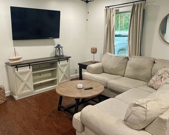 Quiet, cozy 3 bedroom home, across from river, in peaceful Palatka - Palatka - Wohnzimmer