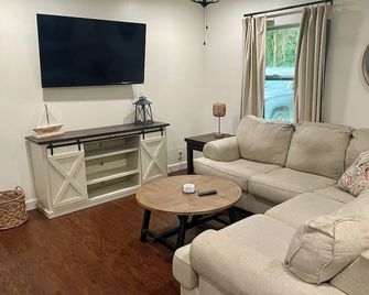 Quiet, cozy 3 bedroom home, across from river, in peaceful Palatka - Palatka - Sala de estar