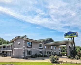 Family-Friendly Room w/ Convenient Access to Local Wonders, Free Parking - Conroe - Будівля