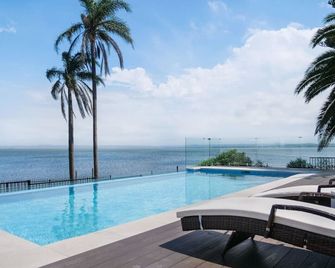 Panoramic Lakefront 6 Bdrm Villa - 투클리 - 수영장