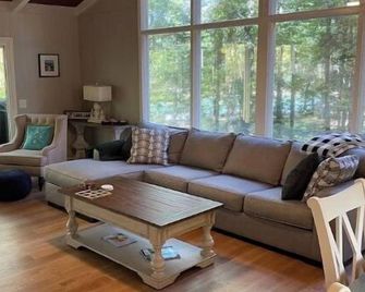 Peaceful 3 bedroom lakehouse w/private wooded lot. - Dawsonville - Huiskamer