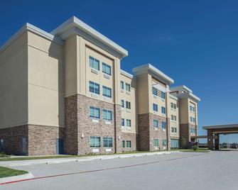 La Quinta Inn & Suites by Wyndham Kingsville - Kingsville - Building