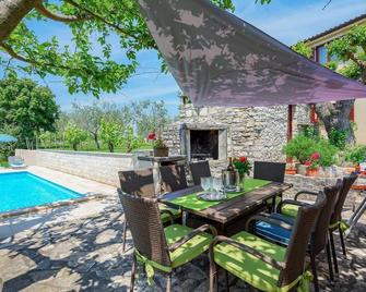 Villa Greis lies in the small village Kremenje between Buje and Momjan, 12,5 km from the beach. - Momjan - Pool