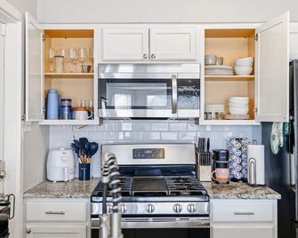 “The Pearl” Family House, 6-10 Minutes to Downtown, Alamodome, Frost Center - San Antonio - Kitchen