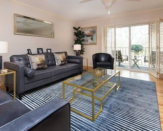 Charming 2-bedroom condo in Midtown Charlotte, in Myers Park - Charlotte - Sala de estar
