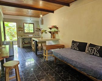 Don Jon's Surf and Yoga Lodge - Santa Teresa - Living room