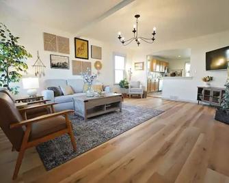 Cozy Cottage in East Peoria! - East Peoria - Living room