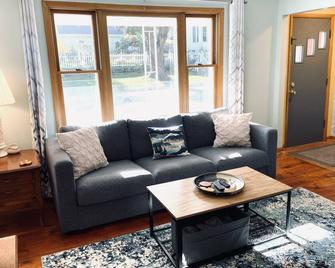 Relax at Redberry House—just blocks from downtown and Lake MI beaches - Manistee - Living room
