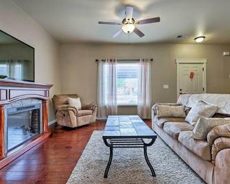 Lovely Kanab Condo in Dwtn, 30 mi to Zion NP! - Kanab - Living room