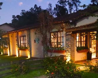 Vila Francesa Hotel - Penedo - Building