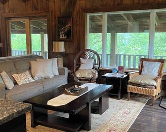 Cabin on bluff of Big Sioux River with rushing waters of the Klondike Dam below. - Larchwood - Living room