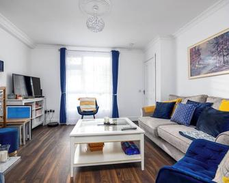 Lovely 2BR house - 8 min walk to Broombridge station - Dublin - Living room