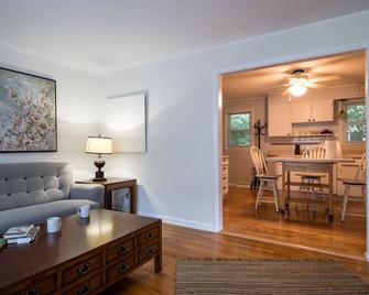 /Sauna Ranch 1961\ Suny Eagle Hill 4beds 1bath - Albany - Living room