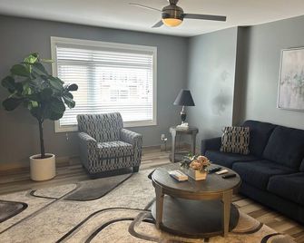 Elias Plaza (Apt 2) Stylish Apartment in the Heart of Downtown - Leamington - Wohnzimmer