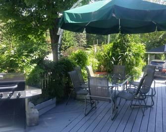 Room # 4 at the Historic Port Albert Inn in peaceful Port Albert, Ontario! - Goderich - Innenhof