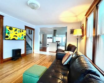 The Tangerine Terrace - Charming 4-bedroom house in Red Wing with two king beds - Red Wing - Living room