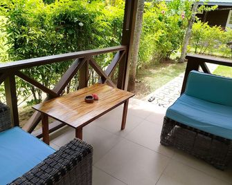 Chez Michellin Pensions Residence - La Digue Island - Balcón