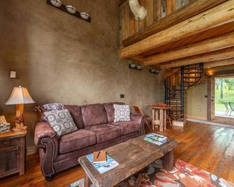 Cozy cabin outside Glacier National Park. Private hot tub + pet-friendly! - Coram - Living room