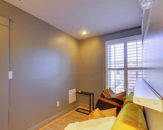2 Mi to National Mall: Stunning Townhome w/ Patio! - Washington, D.C. - Living room