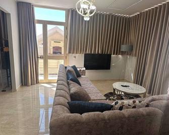 Luxury Rooftop Wifi, Ac, Outdoor Barbecue - Mahdia - Huiskamer