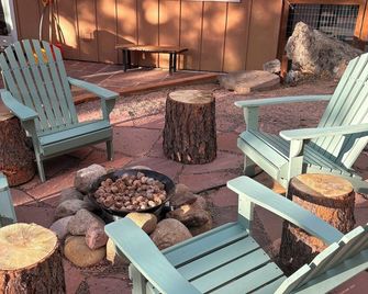 Modern Mountain Cabin with Treehouse & New Hot Tub Under the Stars near RMNP - Lyons - Patio