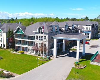 Crown Choice Inn & Suites Lakeview & Waterpark - Mackinaw City - Byggnad