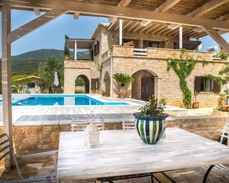 Magnificent, Authentic Private Villa and the Guest house - Kardamyli - Pool