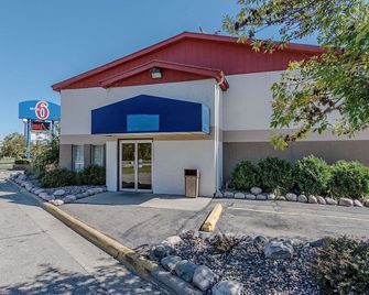 Days Inn by Wyndham La Crosse - La Crosse - Gebäude