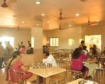 Gujarat Bhavan Hotel - Matheran - Ресторан