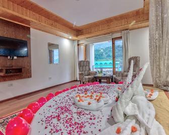 Grand Krisa Resort & Spa, Manali Experience Luxury With All Weather Acs In Every Room - Manali - Κρεβατοκάμαρα