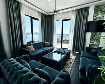 Hotel Del Medio - Sutomore - Living room