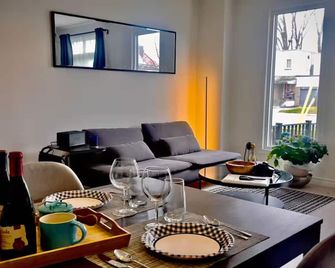 Bentley Commons Fallsview - Luxury 4 Bedroom 4 Bath Townhouse - Niagara Falls - Dining room