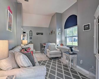 Stuart Apartment w/ Patio Near St Lucie River! - Stuart - Living room