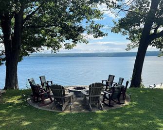 Anthony's Big House at Seneca Lake, NY - Himrod - Patio